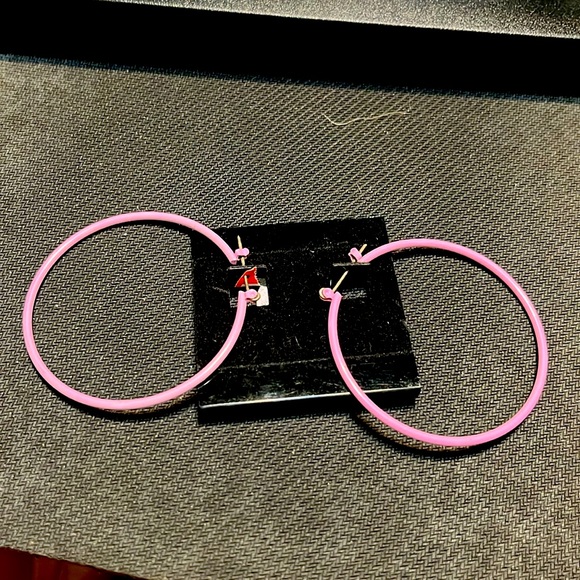 Vintage pair of pink earrings. Round hoops 1 inch long. - Picture 4 of 4